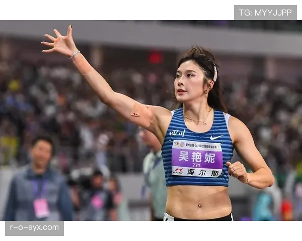 吴艳妮赛前涂指甲油的样子，像极了去夜店前补口红