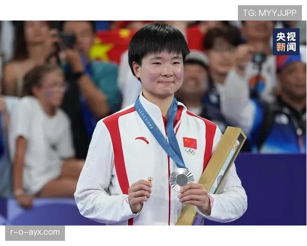 何冰娇拿下金牌那刻，头发还凌乱着，像刚下班的小白领一样憋着气你说服不服？